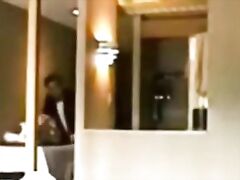 flaca masturbandose en pena frente al servicio del hotel